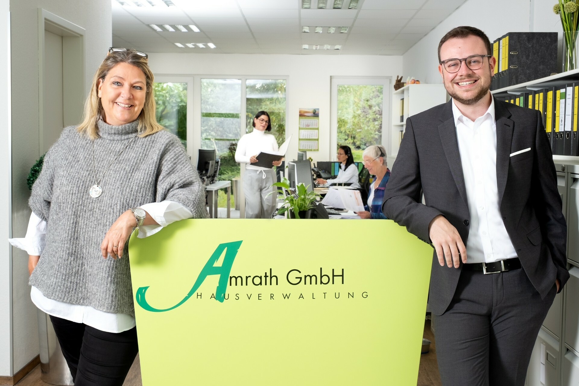 Katrin Keßels und Jan Keßels im Büro der Amrath GmbH